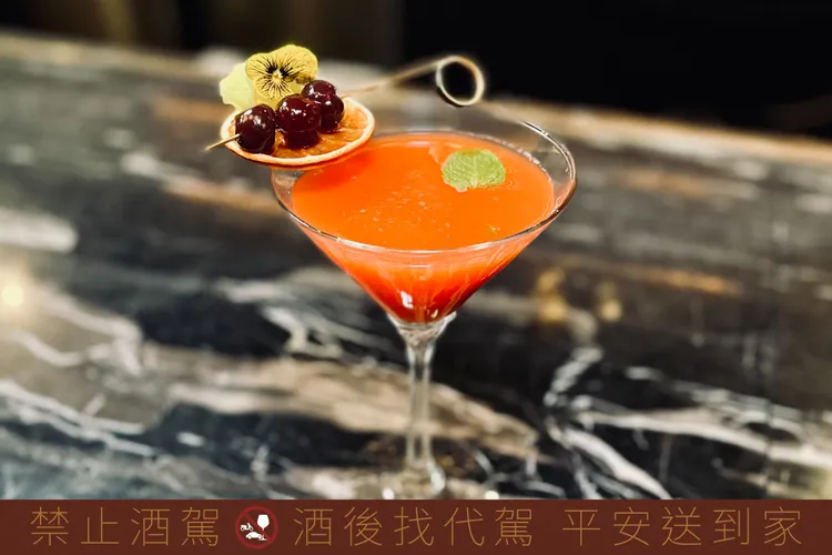 噶瑪蘭威士忌x天成飯店集團聯名調酒-血與沙Blood & Sand。業者提供