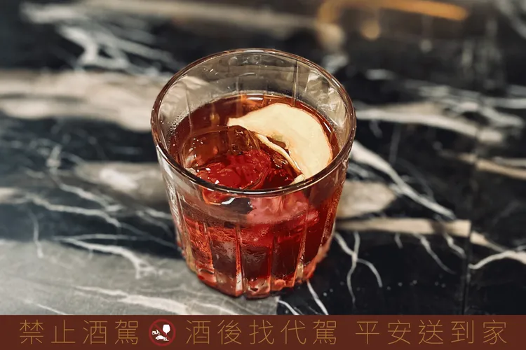 噶瑪蘭威士忌x天成飯店集團聯名調酒-祕魯聖木花花公子 Palo Santo Boulevardier。業者提供
