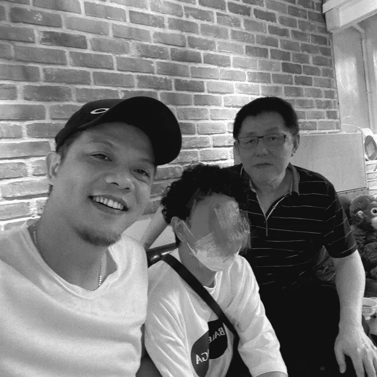 小隆曬與周老師聚會照。翻攝小隆fb