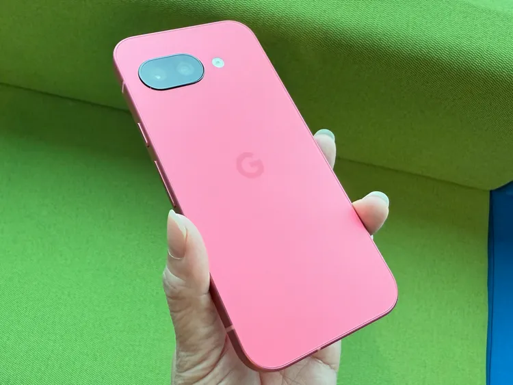 Pixel 9a背面雖然延續Pixel的藥丸式橢圓狀相機模組，不過卻是平面沒有突起。趙筱文攝