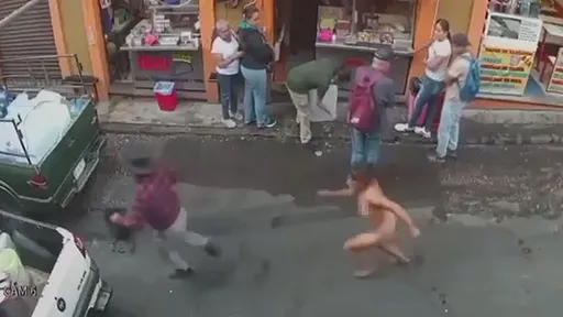 驚奇影片｜裸女街頭狂奔追搶匪　民眾的反應讓網友超傻眼