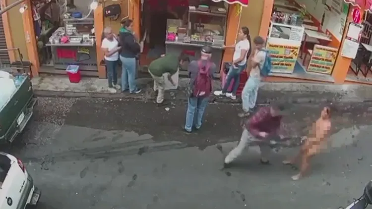 裸女與搶匪爭搶包包。翻攝自X