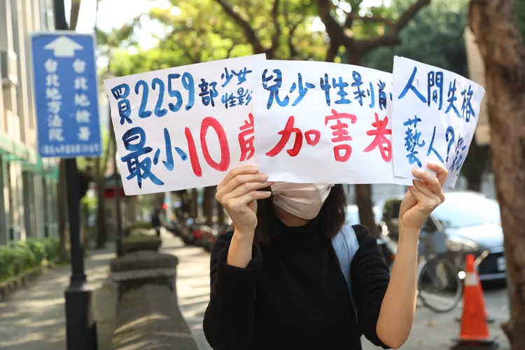 民眾高舉抗議標語，不滿黃子佼可能年底復出的訊息。彭欣偉攝