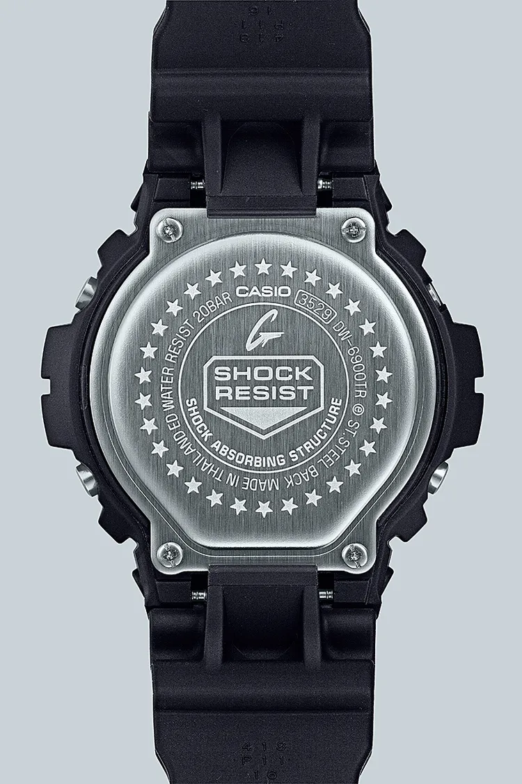 錶背刻有30顆星星象徵30周年。品牌提供