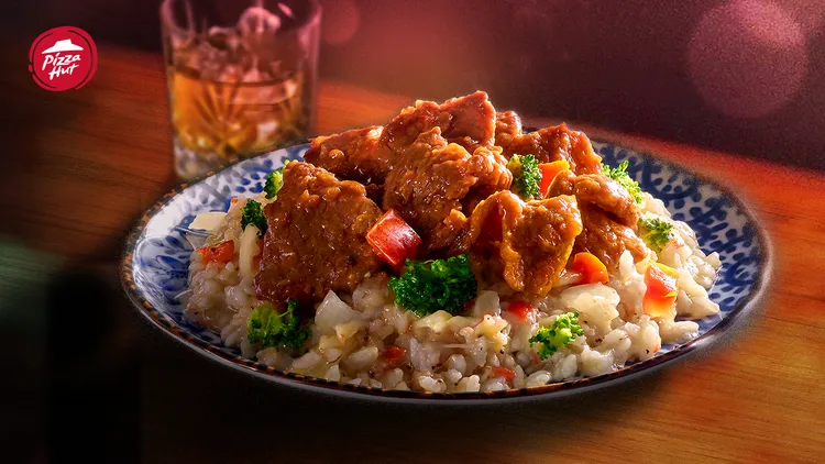 私房紅燒牛獨享燉飯。必勝客提供