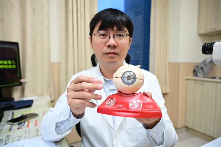 蘇振文醫師說，青光眼患者若同時患有白內障，會提高青光眼發作風險。亞大附醫提供