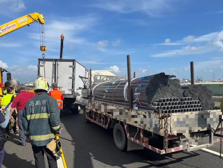 台88快速道路大寮段13日下午4車撞一團，小貨車駕駛救出傷重不治。翻攝畫面