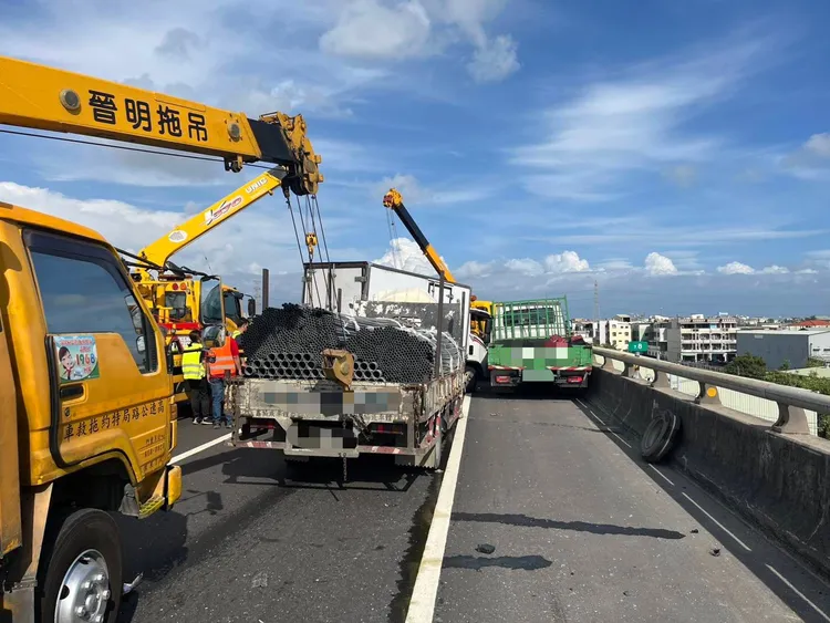 台88快速道路大寮段13日下午4車撞一團，小貨車駕駛救出傷重不治。翻攝畫面