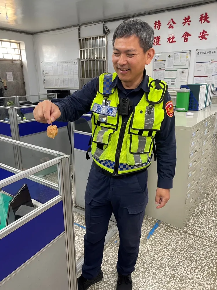 警方拿著報案人熱心送的燈籠果。警方提供