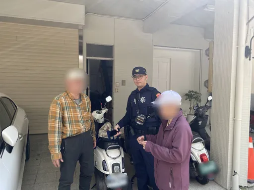 失智姊出門散步...弟騎車隨後卻跟丟 幸遇熱心人及警察協助!