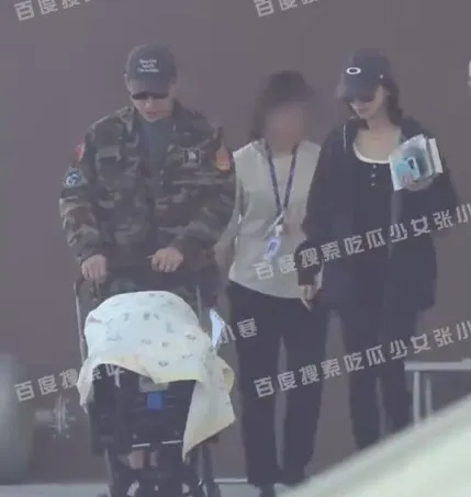 吳謹言與老公帶著嬰兒車裡的孩子離去。翻攝吃瓜少女張小寒微博