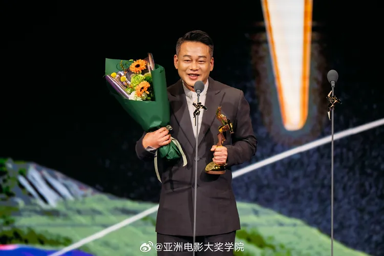 李康生拿下最佳男配角獎。翻攝亞洲電影大獎學院微博