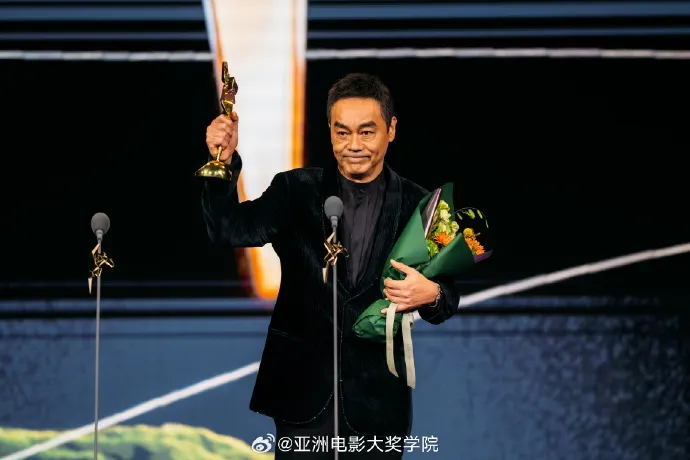 劉青雲昨晚以電影《爸爸》贏影帝殊榮。翻攝亞洲電影大獎學院微博