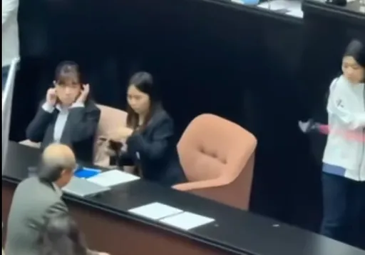 徐巧芯遭断裂拐杖打伤　轰柯建铭情绪崩溃：已经近乎疯魔