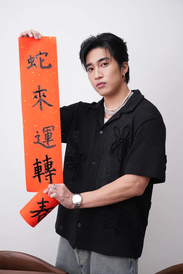 婁峻碩寫下春聯迎新年。彭欣偉攝