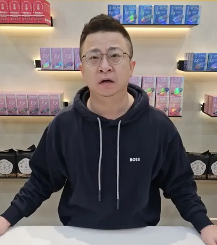 疲老闆昨晚開直播講「內幕」，雖未指名道姓，但網友都猜測是針對網紅鳳梨。翻攝照片