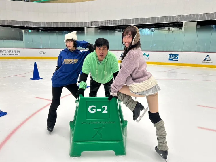 胡瓜和林襄、芷霖一同溜冰。下面一位提供