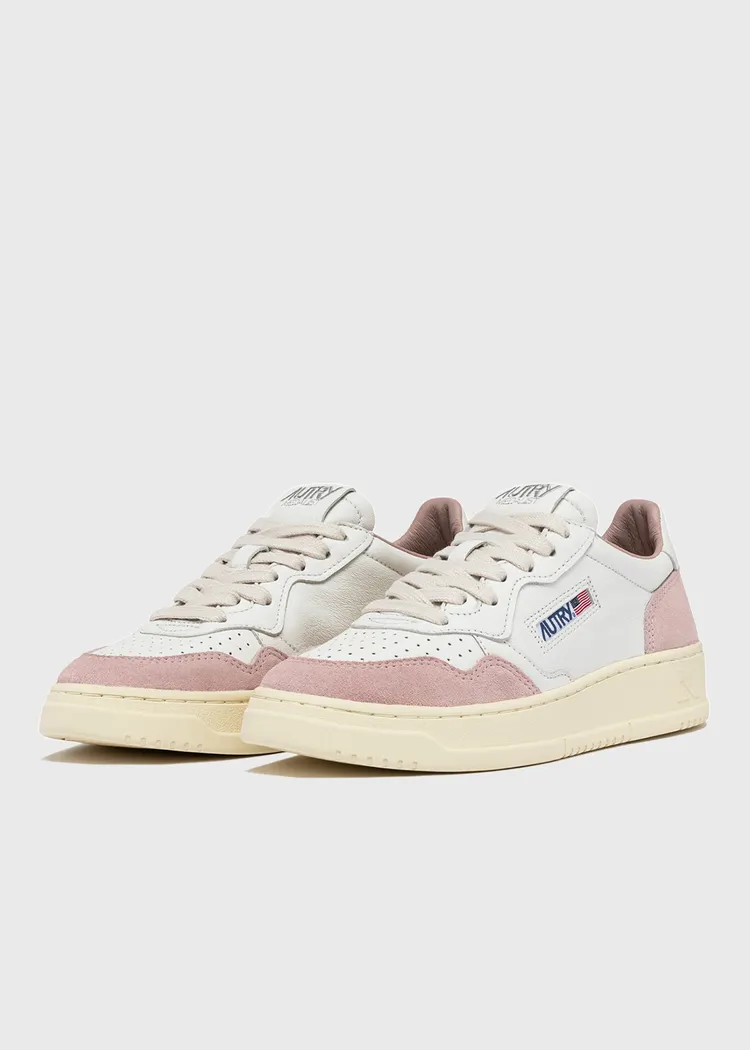 AUTRY Medalist皮革拼接麂皮休閒鞋限定粉色，7880元。品牌提供