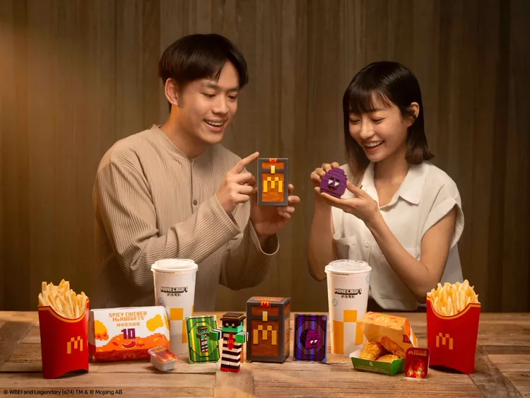 期間購買聯名特餐，可拿到免費周邊商品及免費吃雞塊、薯條等。麥當勞提供