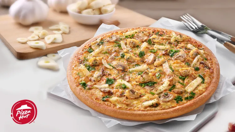 台味新品「香濃蒜香海鮮披薩」。必勝客提供