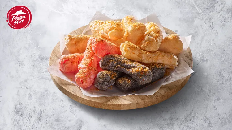 甜不辣三兄弟」，集結原味、墨魚與紅麴三種經典口味，加價購只要69元。必勝客提供