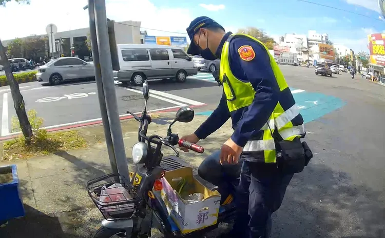 警員林偉智協助將電動車騎回派出所。翻攝畫面