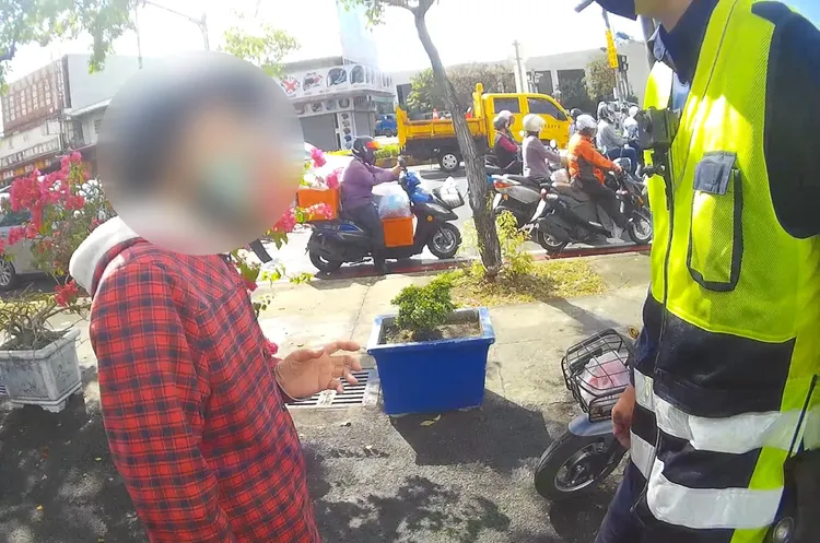 黃婦擔心電動車，遲遲不願上警車。翻攝畫面