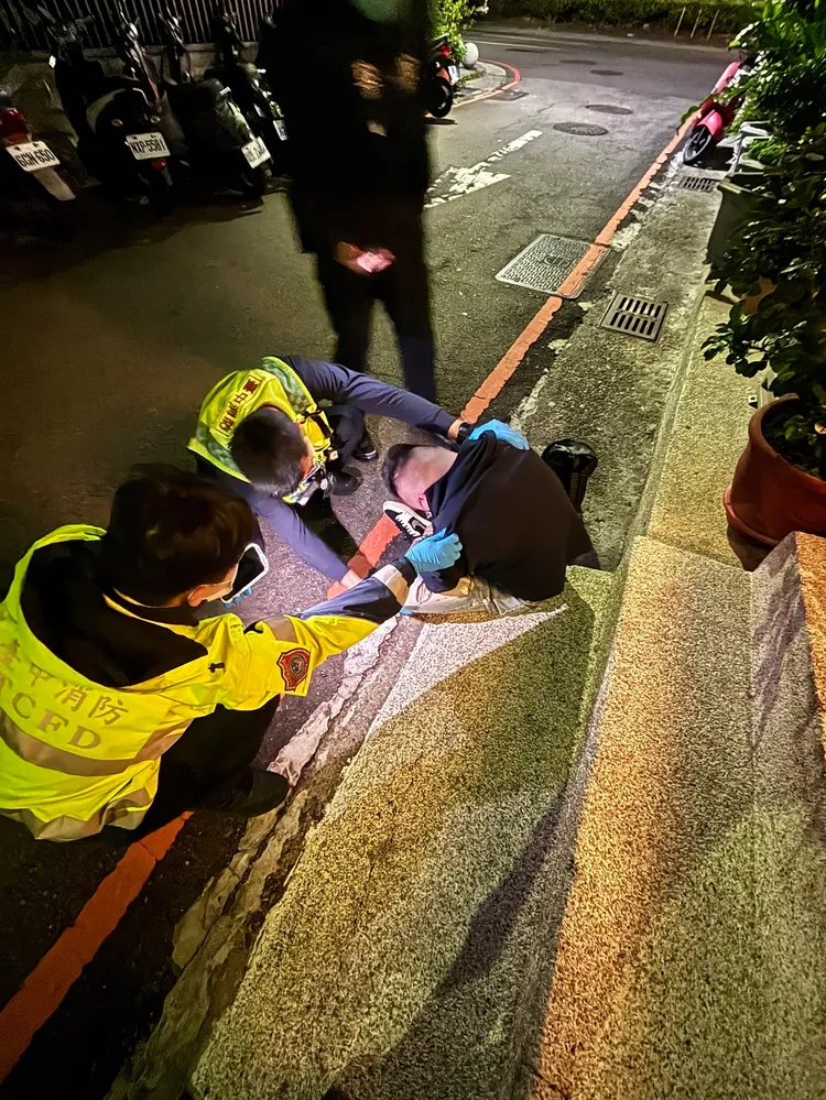 紀男醉倒路邊狼狽不堪。民眾提供