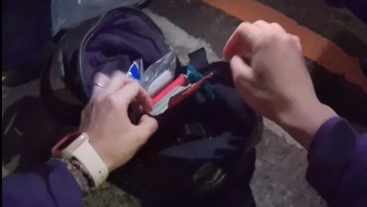 紀男包包內有50多萬元現金。民眾提供