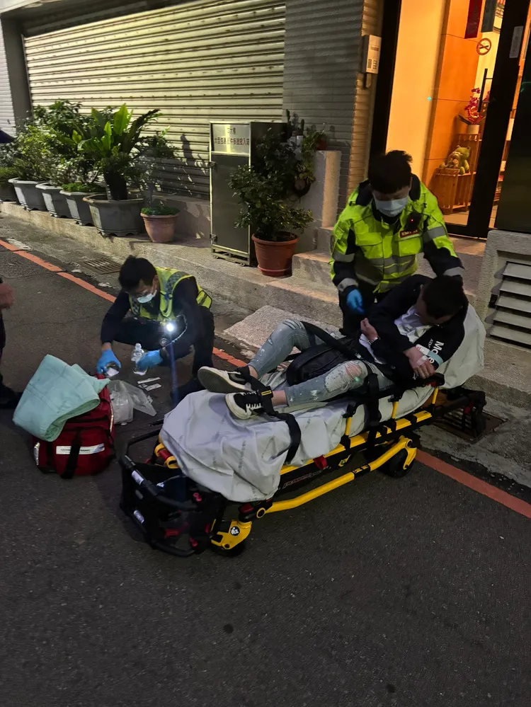 救護人員將紀男送醫。民眾提供