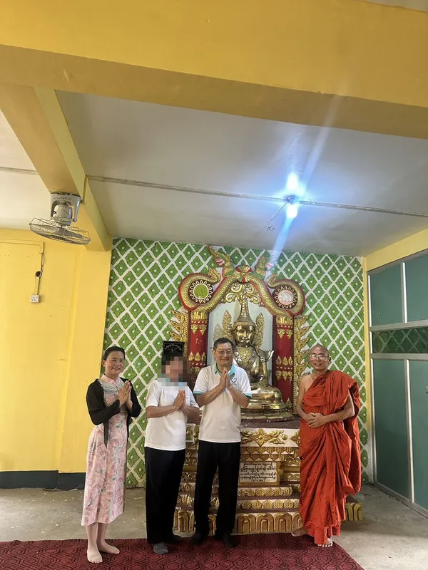 來自台灣的林姓夫婦28日在緬甸瓦城長城飯店遇強震，飯店倒塌。林先生（左3）因靠近門口，第一時間幸運逃出，但妻子（左2）還困在裡面，截至30日已被困逾30小時，友人都正為她集氣。圖為林姓夫婦合影。 （緬甸台商總會秘書長羅振華提供） 中央社