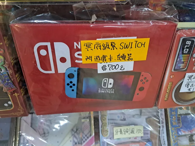 還有冥府紙紮SWITCH，附遊戲卡、充電器。翻攝《路上觀察學院》社團