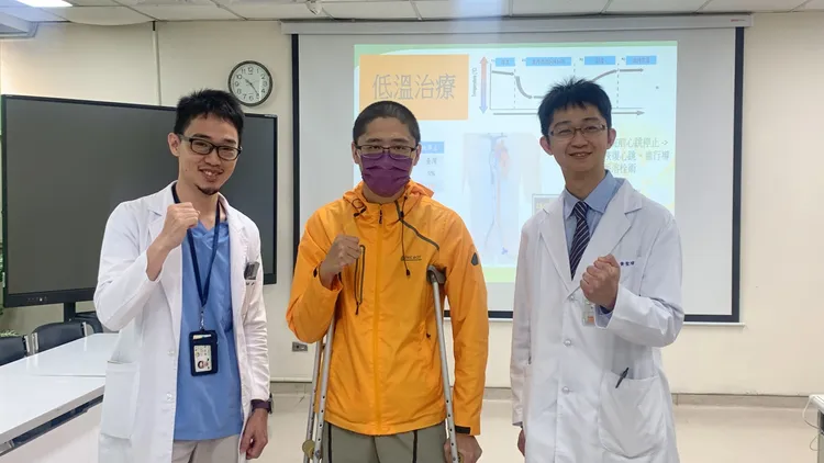 胸腔內科醫師黃仲儒（左）與心臟內科醫師黃聖瑋（右）一起幫林先生加油，盼他早日康復。台中醫院提供