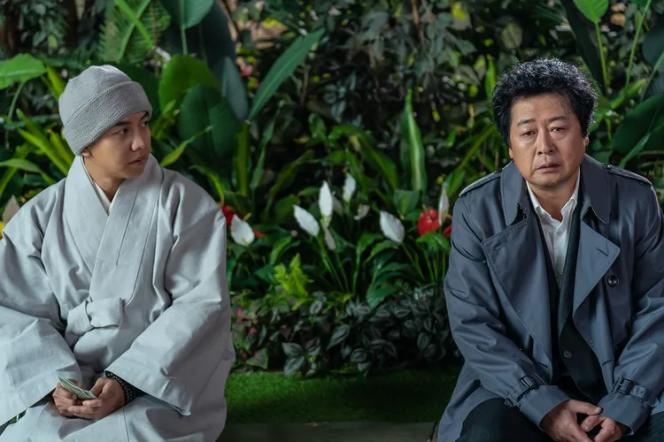 李昇基（左）飾演金倫奭的兒子，直呼圓夢了。車庫娛樂提供