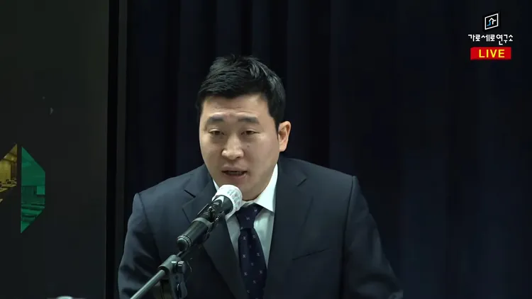 金賽綸遺屬的委任律師夫智碩今代表召開記者會。翻攝YouTube