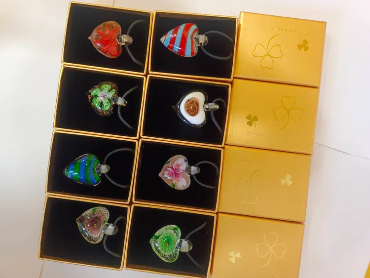 竹市「舊城假日小旅行」免費導覽打卡拿好禮，再抽玻璃項鍊。新竹市府提供