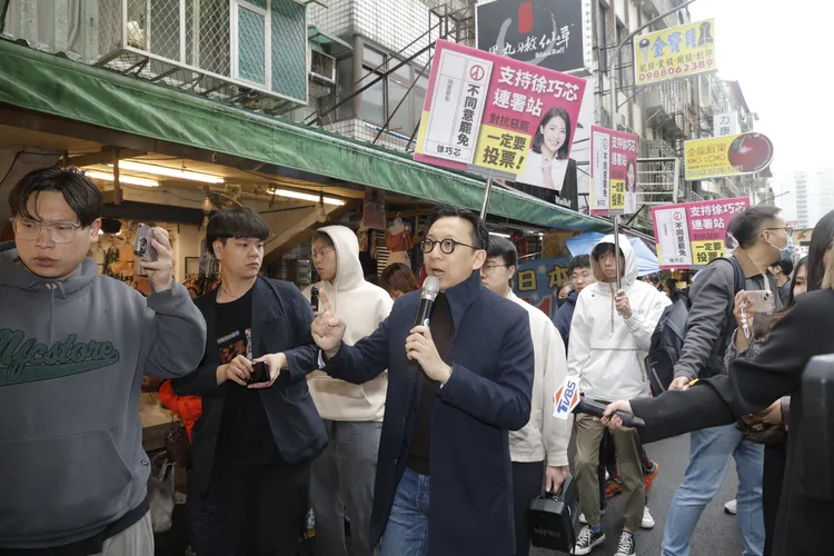 國民黨今替徐巧芯辦街頭開講，同黨立委葛如鈞（中）也到場聲援。記者彭欣偉攝