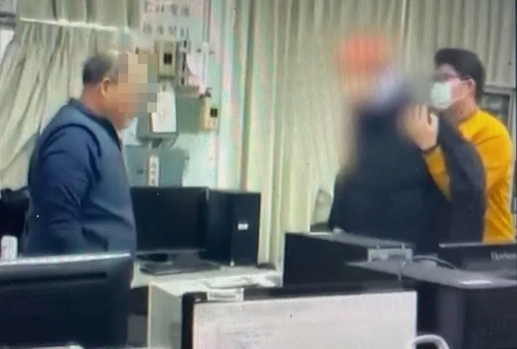 打人的學生被同學拉開。翻攝畫面
