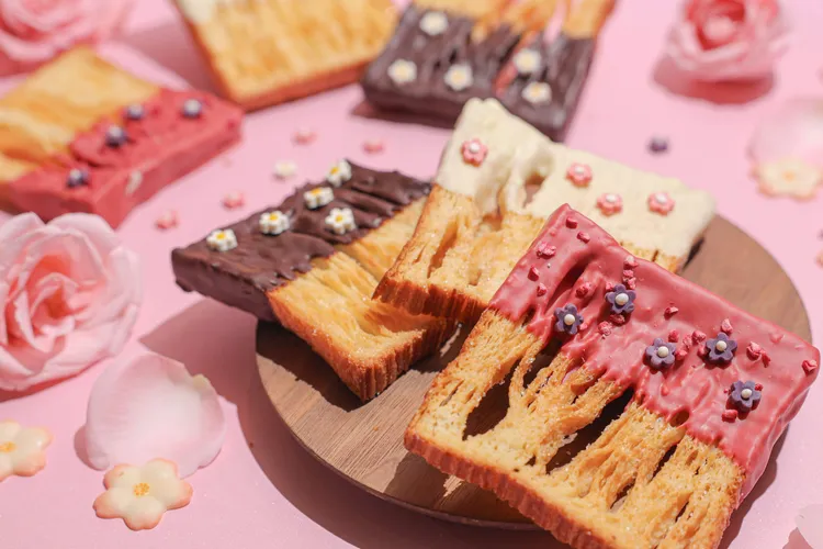 晶華點心房法籍行政主廚—羅倫也搭配花季活動、獨家烘焙出「花漾糖烤千層吐司」，共計有黑、白以及莓果巧克力三色美味，完美呈現春季小花園的雅緻氛圍。台北晶華酒店提供