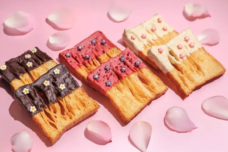 「花漾糖烤千層吐司」，此款花季限定商品每組580元、內含6片精緻手工糖烤千層吐司。台北晶華酒店提供