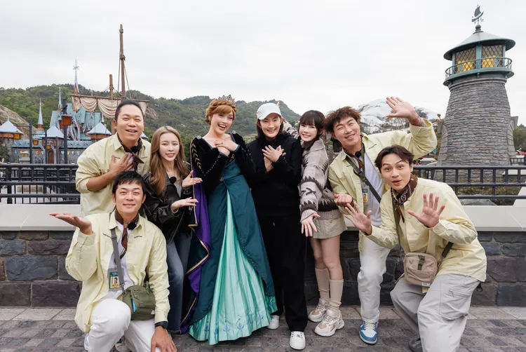 藝人們前進香港迪士尼，姚元浩（左起）、卜學亮、莊錠欣ELKIE、愛莎公主、錢薇娟、吳心緹、郭泓志、顏佑庭等開心合影。好看娛樂提供