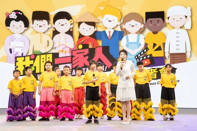 山腳國小舞獅團中的越南新二代陳芊筑。民視提供