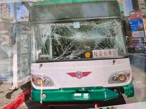 疑小黃變換車道釀禍 北市2公車追撞!擋風玻璃碎落一地