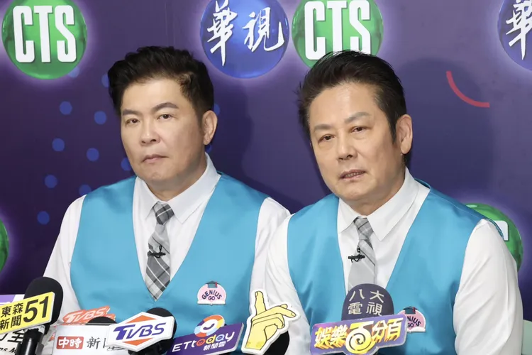 曾國城（左）、徐乃麟談黃子佼復出。莊宗達攝