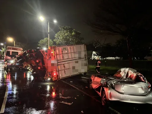 基隆貨櫃車過彎失控!側翻壓毀路邊車輛 「2車頂消失」驚悚畫面曝