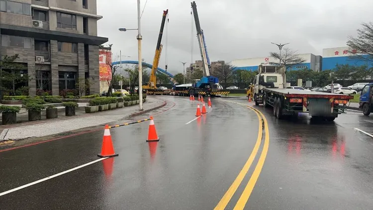 警消獲報後立刻派員前往現場，趕在上班前將障礙排除。翻攝照片