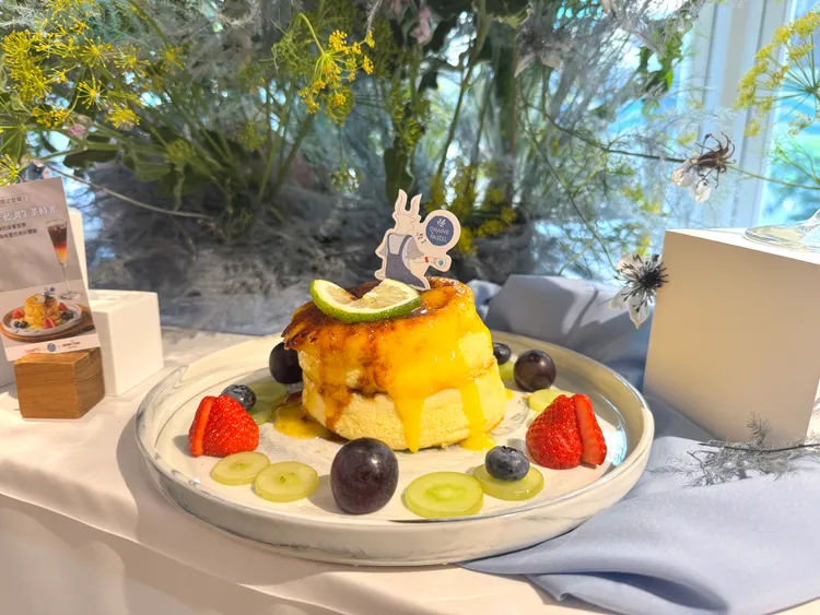 炙燒青檸檬蛋黃醬藍莓水果舒芙蕾。張家玲攝