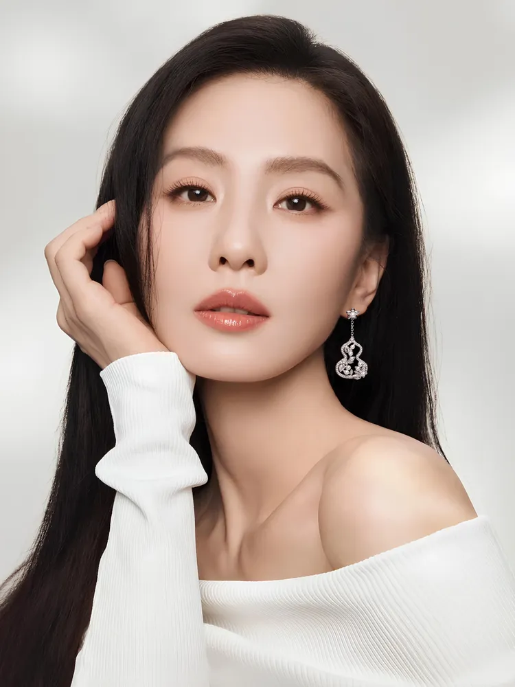 劉詩詩配戴Wulu Garden 18K白金及Akoya珍珠鑲鑽耳環。品牌提供