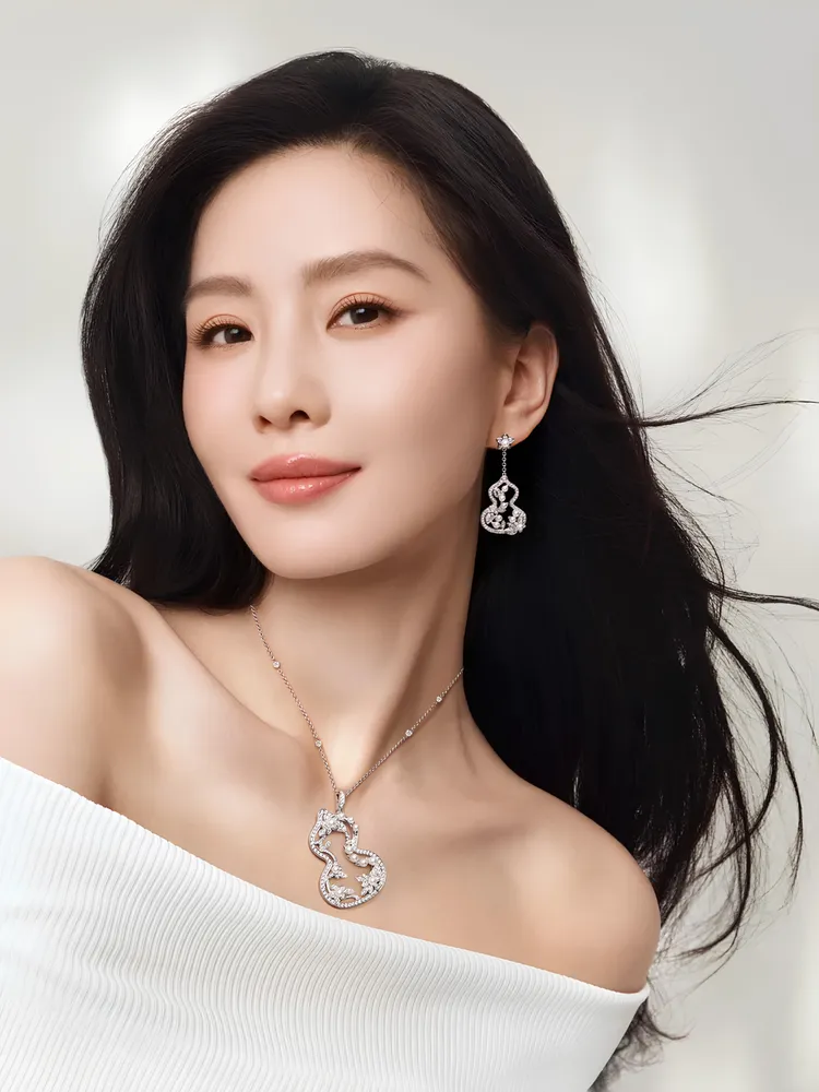 劉詩詩配戴Qeelin Wulu Garden高級珠寶系列新品。品牌提供