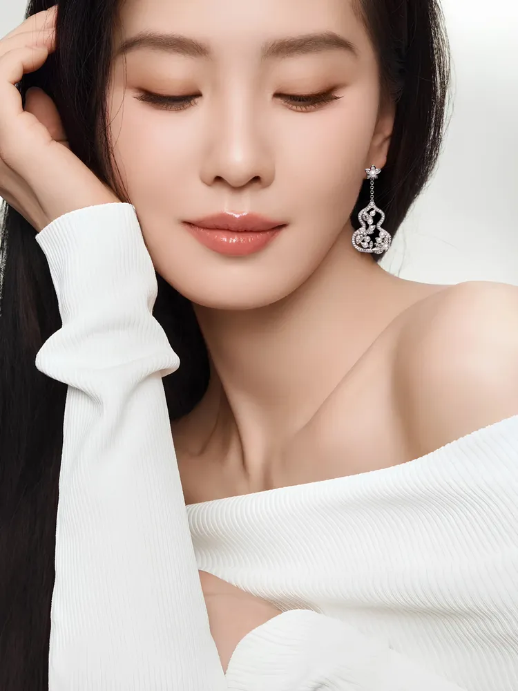 僅換上簡單白毛衣的劉詩詩照樣美到粉絲心坎裡。品牌提供